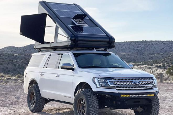 Redtail Overland: une tente de toit en A en fibre de carbone et panneaux solaires