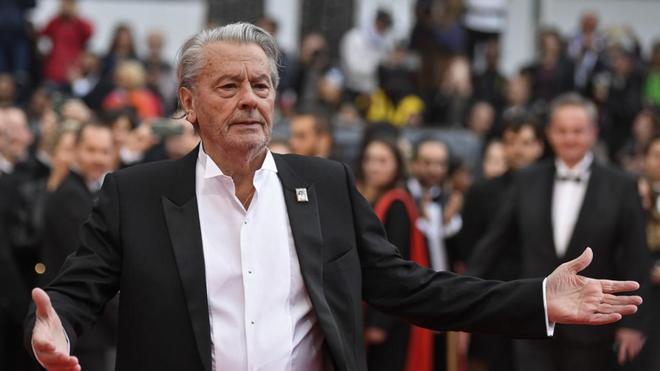 Jean Dujardin, Omar Sy, Brad Pitt : Alain Delon se paie les stars de cinéma