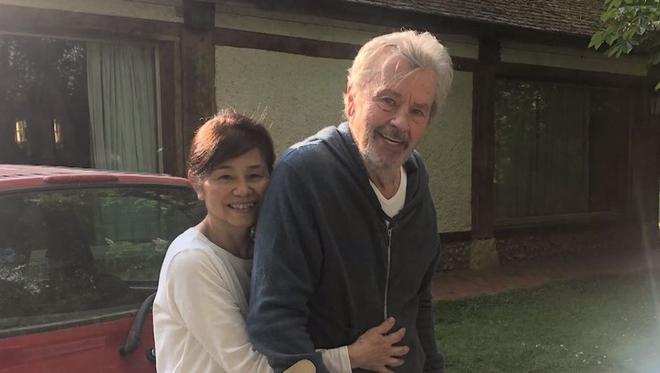 Alain Delon : affaibli après son AVC, il dévoile sa compagne japonaise Hiromi