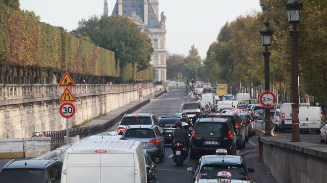 «Autant prendre un vélo plutôt que ma moto !» : le passage de Paris à 30 km/h divise piétons et conducteurs