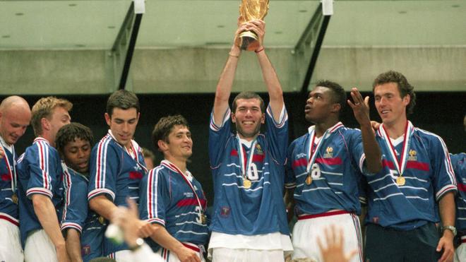 Enchères : un maillot de Zidane de la finale France-Brésil 98 vendu plus de 100.000 dollars