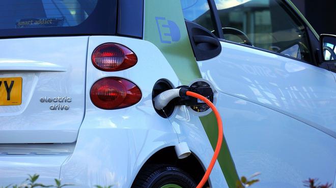 Les voitures électriques polluent définitivement moins que les voitures thermiques