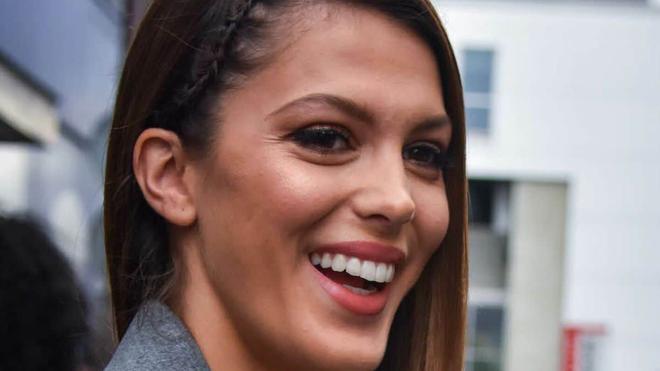 Iris Mittenaere en bikini au décolleté XXL qui la rend absolument sublime, elle rend dingue les internautes