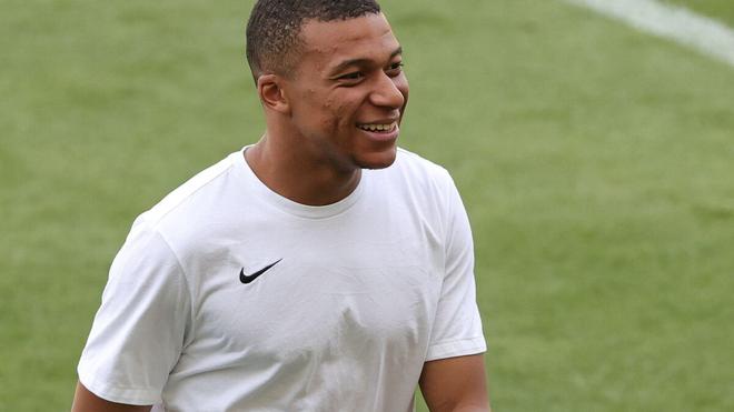 La page Euro tournée, Mbappé a la tête au PSG