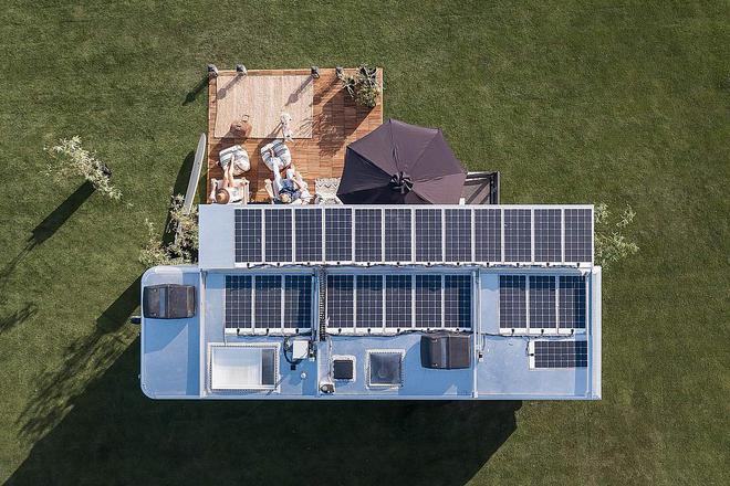 Cette impressionnante caravane avec panneaux solaires recharge votre voiture électrique