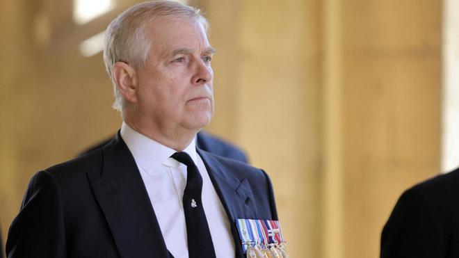 Attaqué en justice pour agression sexuelle, le prince Andrew file auprès de la reine en Écosse