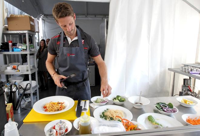 Route de nuit - Romain Grosjean : le casque et la toque