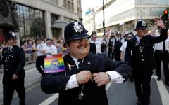 Avec des voitures couleur arc-en-ciel la police britannique veut soutenir la communauté LGBT+