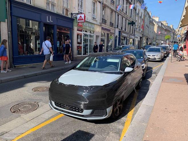 Pour se venger, un livreur emballe de film une voiture garée sur une place de livraison