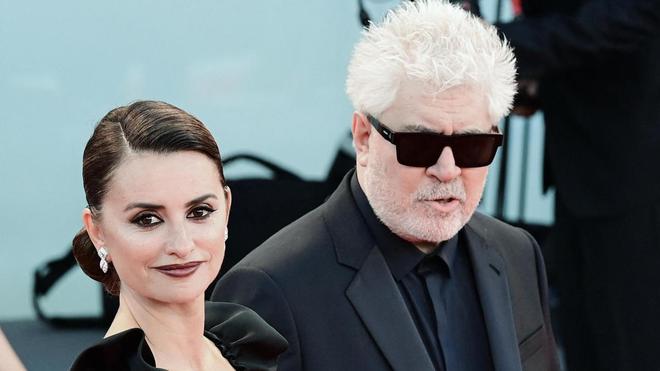 Oublié le téton polémique, Pedro Almodovar et Penélope Cruz illuminent la Mostra avec "Madres Paralelas"