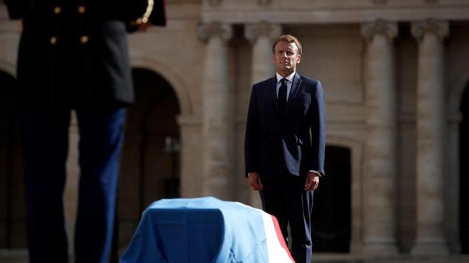 "Jean-Paul Belmondo était de la famille" : l'hommage d'Emmanuel Macron au "Magnifique"