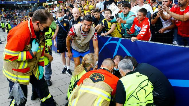 Ligue des champions : Cristiano Ronaldo tire dans la tête d’une stadière puis lui offre son maillot