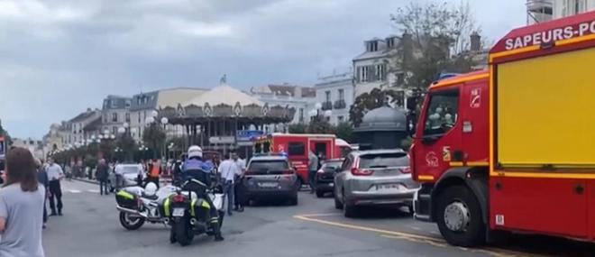 Une voiture fonce sur 2 terrasses à Fontainebleau : L'aspect terroriste n'est pas retenu dans l'immédiat contre la conductrice qui a été évacuée vers les urgences psychiatriques - Vidéo