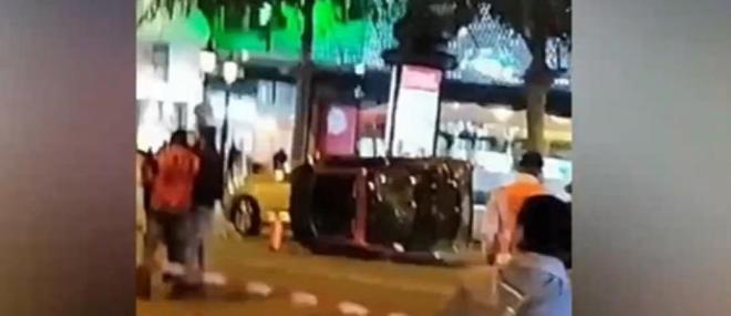 Champs-Elysées : Une voiture a fauché plusieurs piétons cette nuit avant de se renverser, faisant plusieurs blessés dont trois en urgence absolue - Vidéo