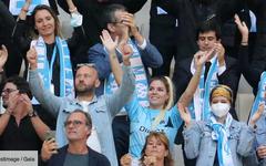 PHOTOS – Hommage à Bernard Tapie : sa fille Sophie souriante aux côté des supporters de l'OM