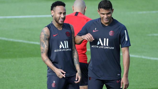 «On ne le critique pas en fonction de ce qu’il fait sur le terrain mais en dehors... » Thiago Silva prend la défense de Neymar