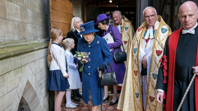 La reine Elizabeth II s’affiche avec une canne en public "pour son confort"