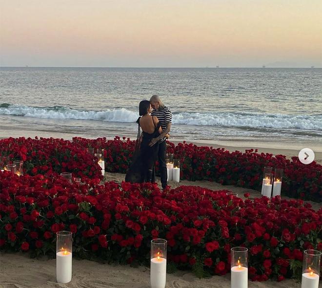 Gros diamant et séquence romantique : Kourtney Kardashian et Travis Barker se sont fiancés