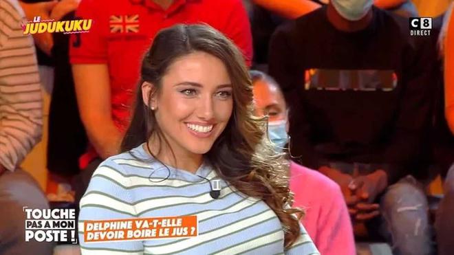 « Tape dans le fond » : Cette déclaration coquine de Delphine Wespiser (TPMP) déclenche une l’hilarité générale