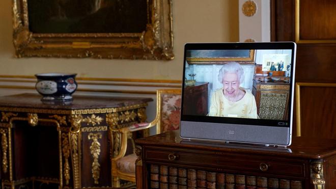 Une semaine après son hospitalisation express, Elizabeth II est déjà de retour au travail