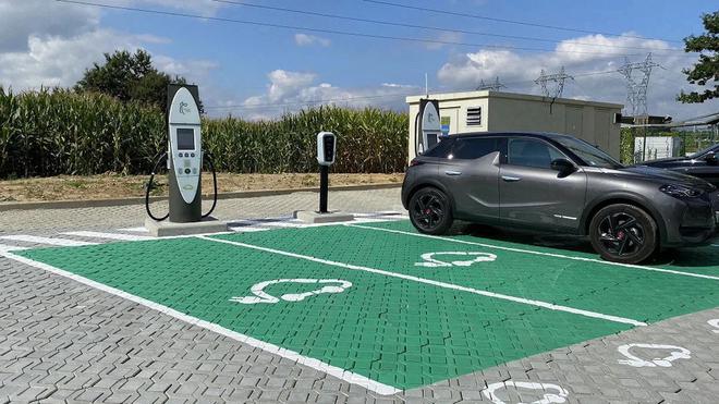 Voiture électrique : la charge super-rapide arrive (150 km en 5 minutes de charge)