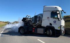 Un camion contenant du gaz carbonique liquide couché sur l’A28, à Saint-Vincent-du-Boulay, dans l’Eure