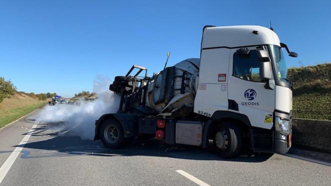 Un camion contenant du gaz carbonique liquide couché sur l’A28, à Saint-Vincent-du-Boulay, dans l’Eure