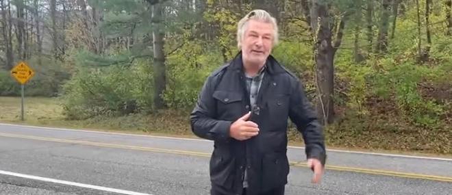 Alec Baldwin parle aux journalistes pour la première fois depuis le drame et annonce que le tournage du film "Rust" ne reprendra pas - Vidéo