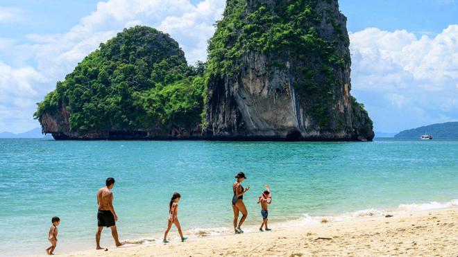 Pleine d’espoir, la Thaïlande accueille ses premiers touristes sans quarantaine