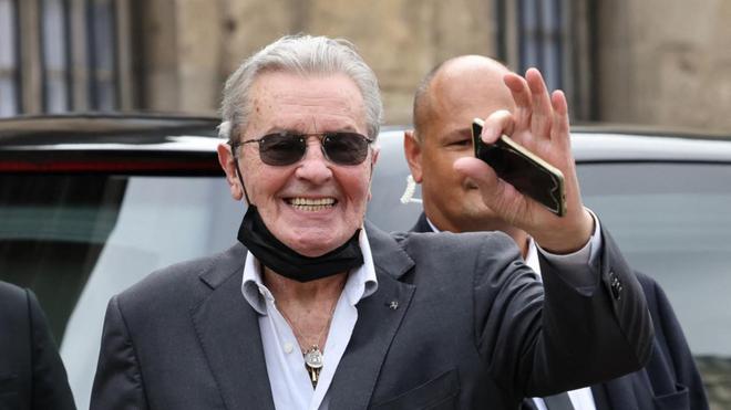 Alain Delon fête ses 86 ans avec ses fils et il est en grande forme