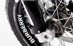 Burberry imagine une moto électrique avec DAB Motors.