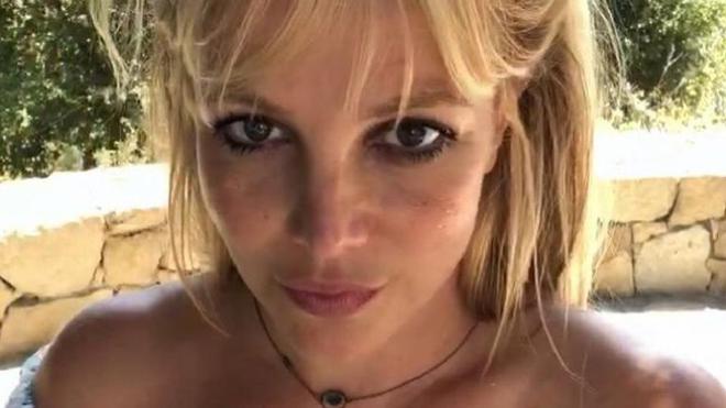 Britney Spears : la chanteuse fête sa liberté retrouvée avec sa première coupe de Champagne en 13 ans