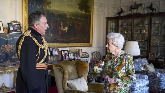 VIDÉO - Remise de son mal de dos, Elizabeth II a tenu sa première audience publique en près d’un mois