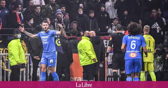 Jet de bouteille sur Dimitri Payet: le match Lyon-Marseille définitivement arrêté, un homme placé en garde à vue! (VIDEO)