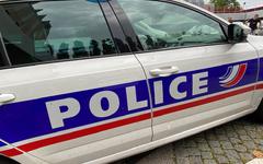 Un adolescent en fuite après avoir volé une voiture, forcé un barrage de police et manqué de percuter deux personnes