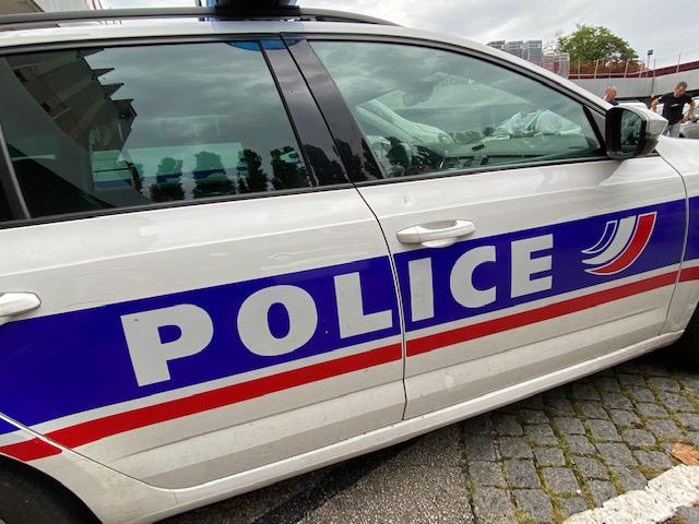 Un adolescent en fuite après avoir volé une voiture, forcé un barrage de police et manqué de percuter deux personnes