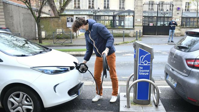 Voitures électriques : l’Etat consacrera 500 millions d’euros de plus au déploiement de bornes de recharges