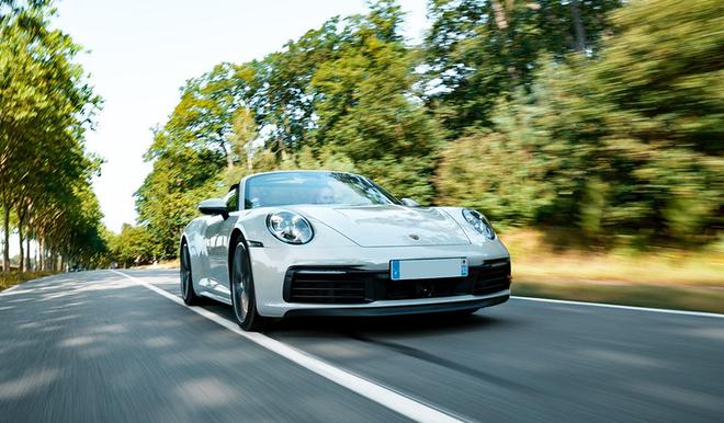 Impossible de résister au charme d’une Porsche 911 cabriolet