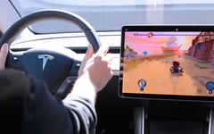 Tesla : Le conducteur peut jouer à des jeux vidéo pendant que la voiture roule