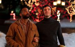 Que vaut Que souffle la romance, la rom com gay de Noël signée Netflix ?
