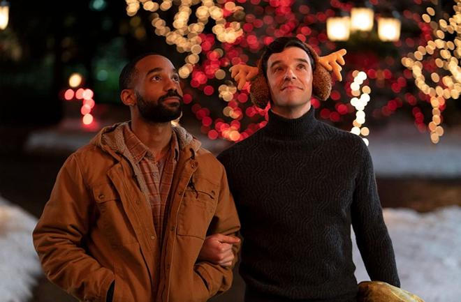 Que vaut Que souffle la romance, la rom com gay de Noël signée Netflix ?