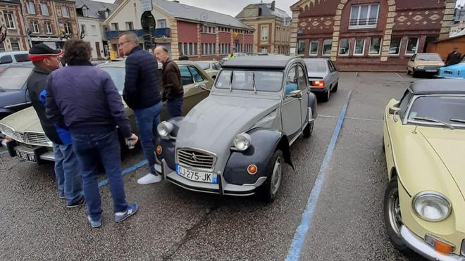 Près du Havre, les amateurs de véhicules anciens accueillent le père Noël dimanche 19 décembre 2021