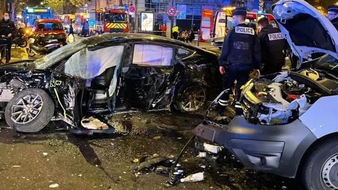 Accident mortel à Paris : défaillance, bug, boîte noire... Tesla au cœur de l’enquête