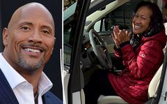 VIDÉO. L’acteur Dwayne Johnson, alias « The Rock », offre un sacré cadeau de Noël à sa mère