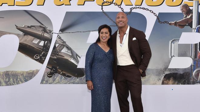 VIDÉO - Père Noël généreux pour sa mère, Dwayne Johnson lui offre une énorme voiture