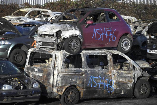 Nuit du Nouvel An : 874 voitures incendiées en France, selon le ministère de l'Intérieur