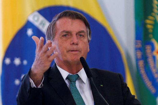 Brésil: Bolsonaro hospitalisé pour des douleurs abdominales, selon son médecin