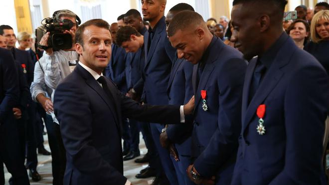 «Je suis sûr d’une chose, il continuera de nous étonner... » : quand Macron encense Mbappé