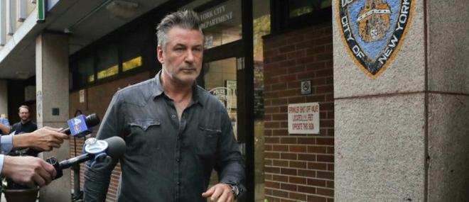 L'acteur Alec Baldwin a remis à la police son téléphone portable dans le cadre de l'enquête sur la mort d'une cinéaste sur le tournage de «Rust»