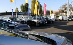 Pénurie de puces : les ventes d’automobiles plus basses en Europe en 2021 que dans les années 1990